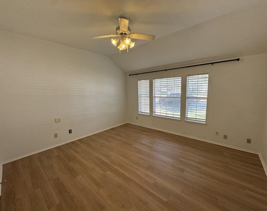 5232 Goodman Drive - Photo Thumbnail 7