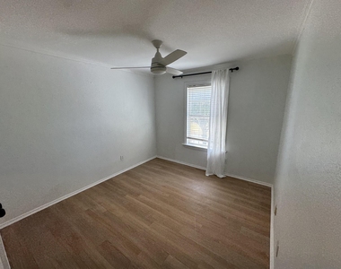 5232 Goodman Drive - Photo Thumbnail 13