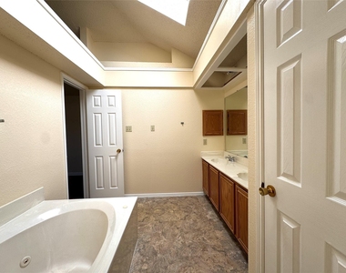 7972 Roundtable Road - Photo Thumbnail 12