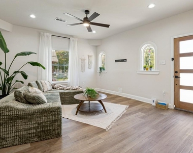 2744 Catherine Street - Photo Thumbnail 5