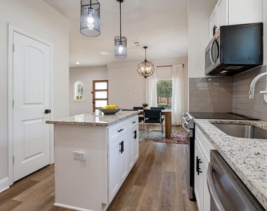 2744 Catherine Street - Photo Thumbnail 11