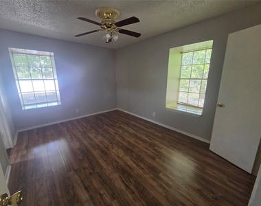 1717 N Locust Street - Photo Thumbnail 4
