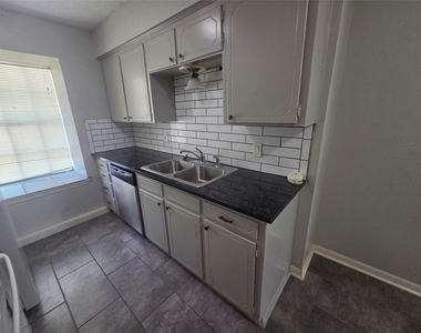 1717 N Locust Street - Photo Thumbnail 3