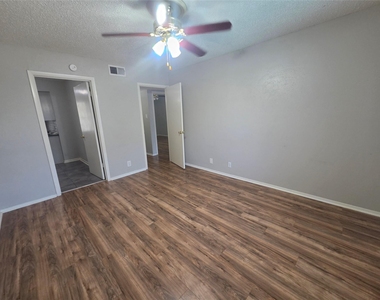 1717 N Locust Street - Photo Thumbnail 2
