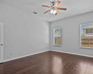 913 Lampassas Trail - Photo Thumbnail 18