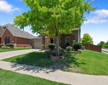 913 Lampassas Trail - Photo Thumbnail 2
