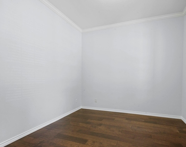 913 Lampassas Trail - Photo Thumbnail 4