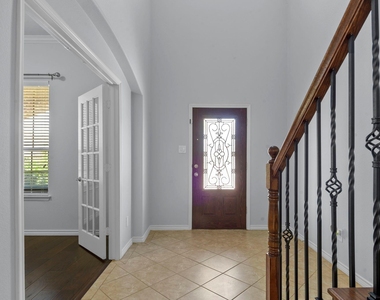 913 Lampassas Trail - Photo Thumbnail 3