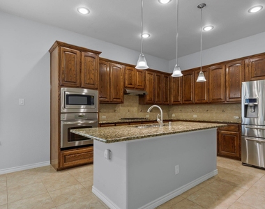 913 Lampassas Trail - Photo Thumbnail 9