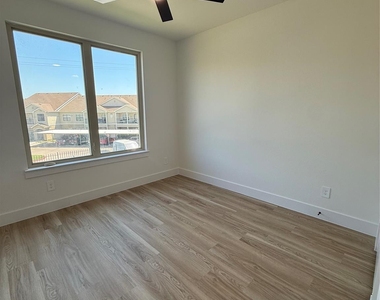 5634 Mesa Circle - Photo Thumbnail 8