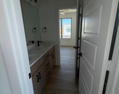 5634 Mesa Circle - Photo Thumbnail 9