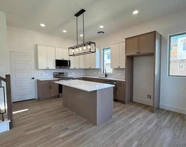 5634 Mesa Circle - Photo Thumbnail 3