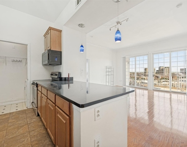 3225 Turtle Creek Boulevard - Photo Thumbnail 2