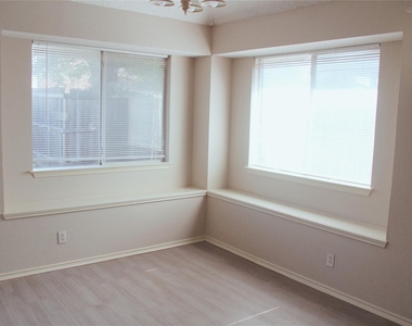 8140 Heritage Place Drive - Photo Thumbnail 9