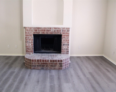 8140 Heritage Place Drive - Photo Thumbnail 2