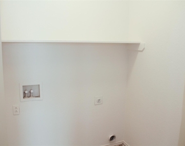 8140 Heritage Place Drive - Photo Thumbnail 11