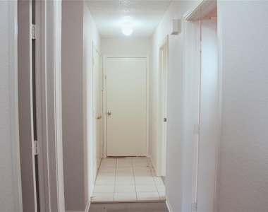 8140 Heritage Place Drive - Photo Thumbnail 16