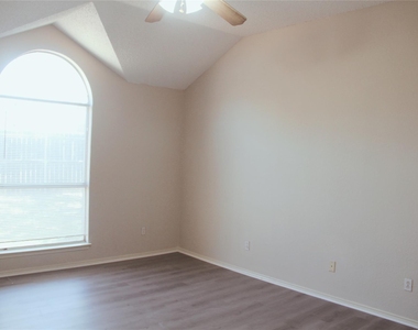8140 Heritage Place Drive - Photo Thumbnail 14