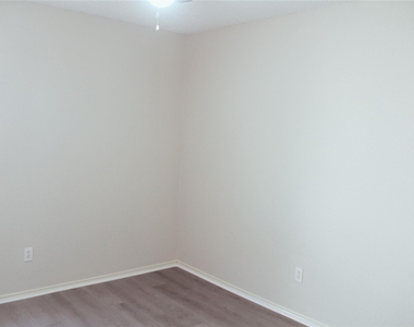 8140 Heritage Place Drive - Photo Thumbnail 12