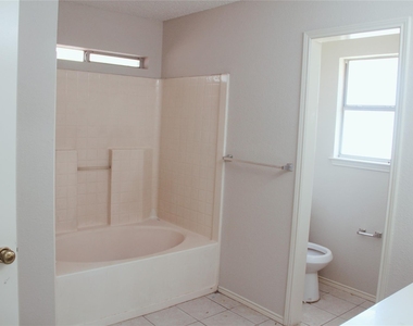 8140 Heritage Place Drive - Photo Thumbnail 15