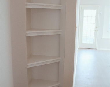 8140 Heritage Place Drive - Photo Thumbnail 6