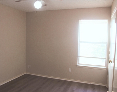 8140 Heritage Place Drive - Photo Thumbnail 10