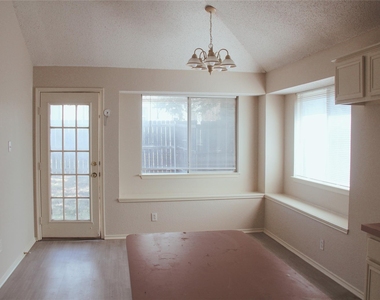 8140 Heritage Place Drive - Photo Thumbnail 8