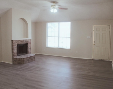 8140 Heritage Place Drive - Photo Thumbnail 3