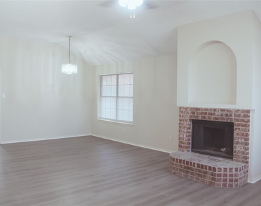 8140 Heritage Place Drive - Photo Thumbnail 1
