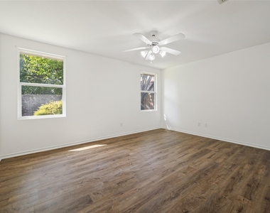 5221 Mountain Pointe Drive - Photo Thumbnail 13