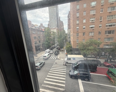 985 Lexington Avenue - Photo Thumbnail 3