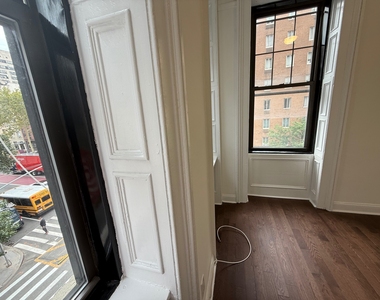 985 Lexington Avenue - Photo Thumbnail 1