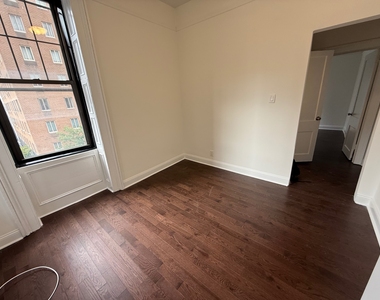 985 Lexington Avenue - Photo Thumbnail 2