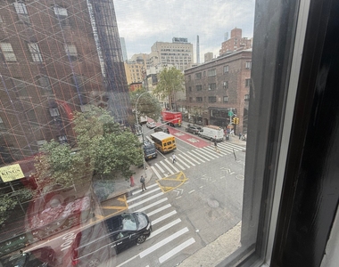 985 Lexington Avenue - Photo Thumbnail 4