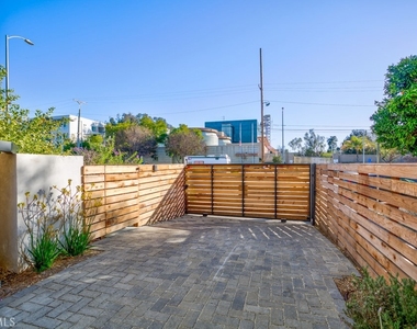 11639 Burbank - Photo Thumbnail 4