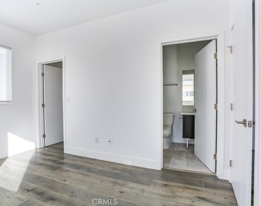 11639 Burbank - Photo Thumbnail 21