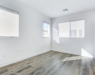 11639 Burbank - Photo Thumbnail 19