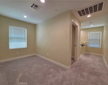 652 W Grand Avenue - Photo Thumbnail 17