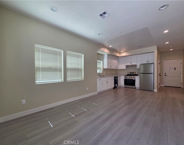 652 W Grand Avenue - Photo Thumbnail 2