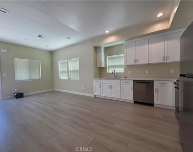 652 W Grand Avenue - Photo Thumbnail 4