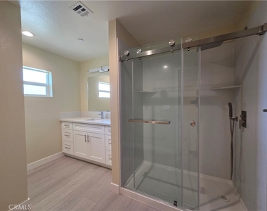 652 W Grand Avenue - Photo Thumbnail 11