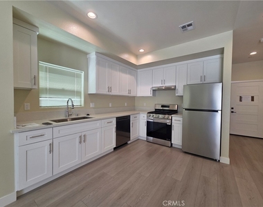 652 W Grand Avenue - Photo Thumbnail 3