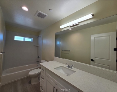 652 W Grand Avenue - Photo Thumbnail 12