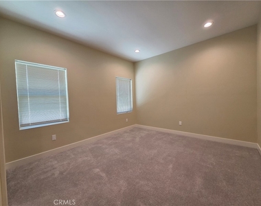 652 W Grand Avenue - Photo Thumbnail 8