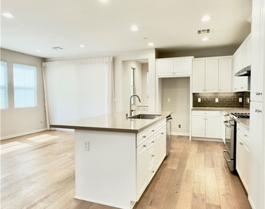 130 Greenleaf Drive - Photo Thumbnail 7