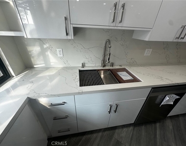412 N Kenwood Street - Photo Thumbnail 1