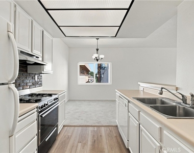 14607 Erwin Street - Photo Thumbnail 6