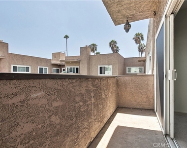 14607 Erwin Street - Photo Thumbnail 19