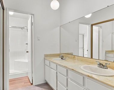 14607 Erwin Street - Photo Thumbnail 17