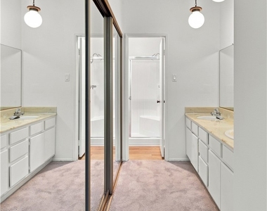 14607 Erwin Street - Photo Thumbnail 16